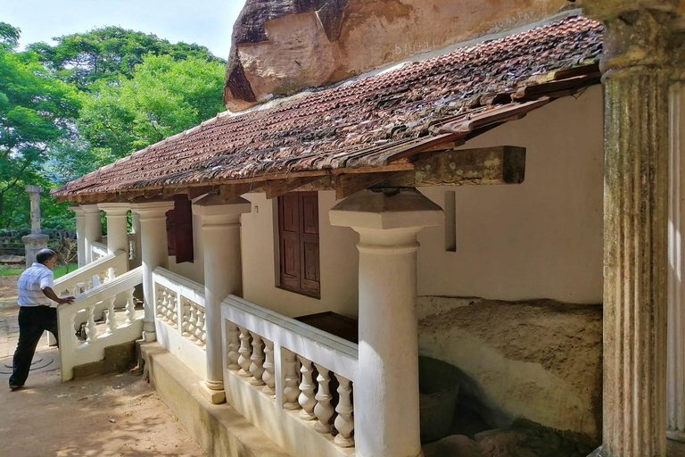 Kandy: Hidden Cave Temple Forest Hike & Lake View Summit