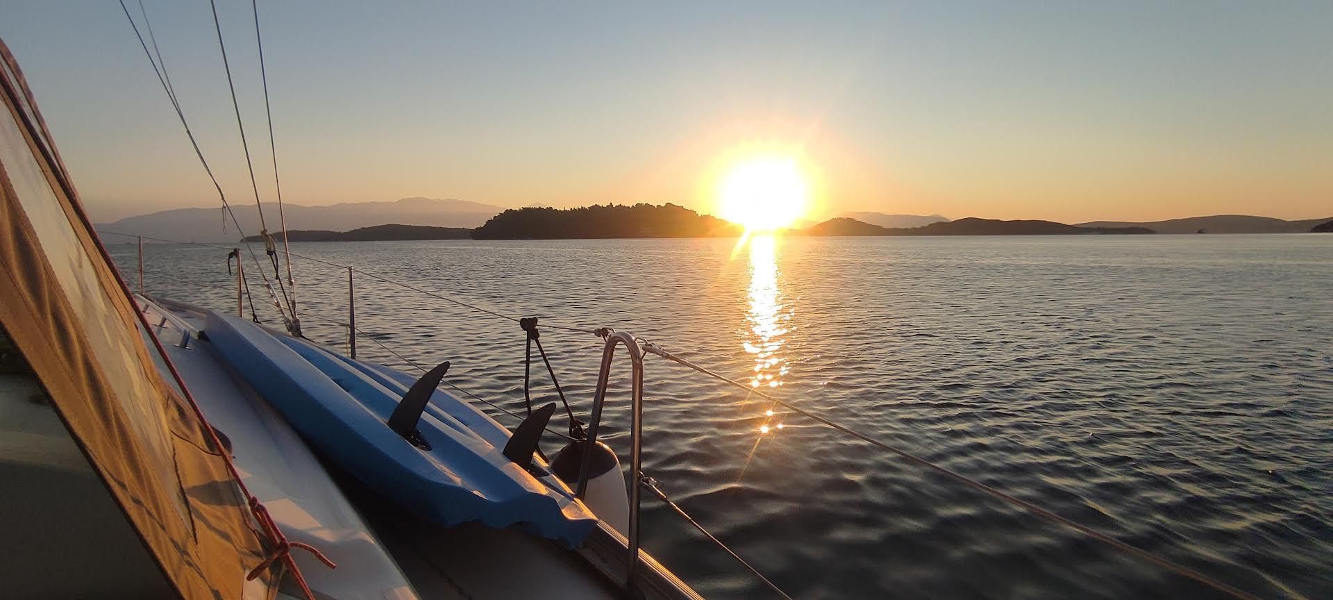 Lefkada: Sonnenuntergangs-Bootsfahrt mit Schwimmen und lokalem Wein in Meganisi