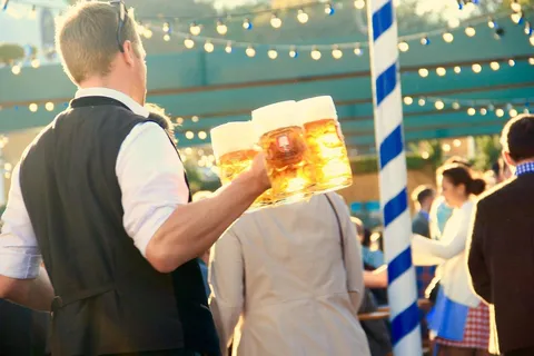 München: Oktoberfest Großes Bierzelt Abend Tischreservierung