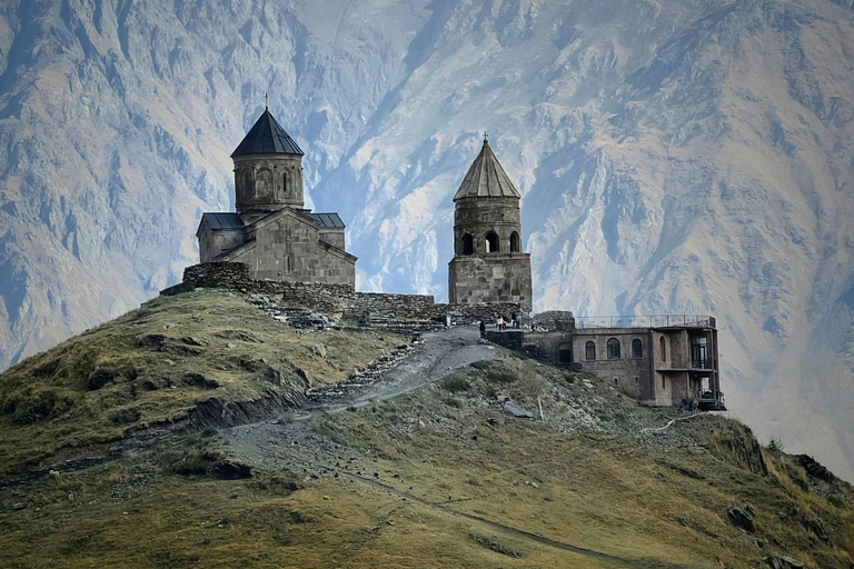 Tour privato di Kazbegi e Gudauri di un giorno interoTour privato di una giornata intera di Kazbegi e Gudauri