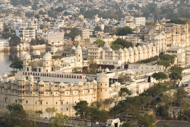 Udaipur: Private Stadtrundfahrt mit Führung in UdaipurPrivate Stadtrundfahrt mit Führung durch Udaipur mit dem Tuk Tuk