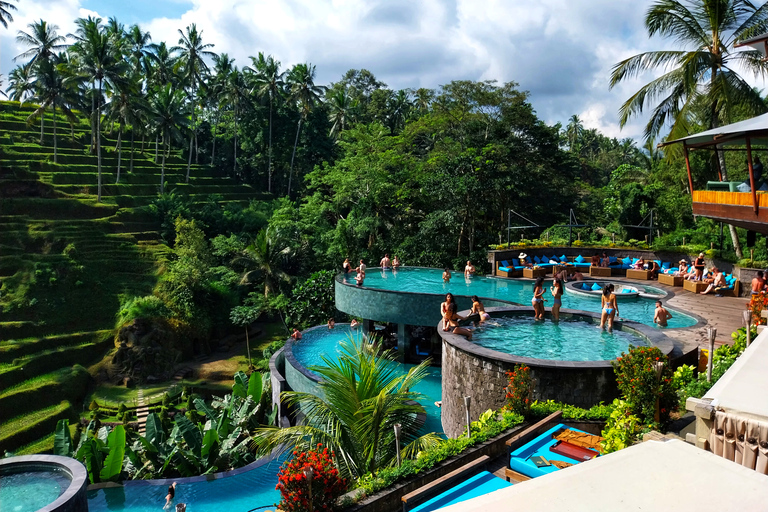 Bali: Escursione privata di un giorno alle cascate, al villaggio e al Pool Club di UbudBali: gita giornaliera privata alla cascata di Ubud, al villaggio e al pool club