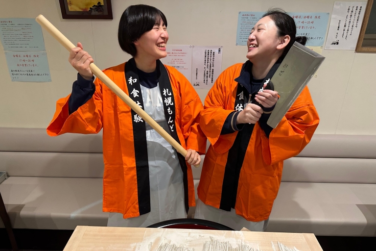 Experiencia de elaboración de fideos japoneses de trigo sarraceno en Sapporo,japónExperiencia de elaboración de fideos japoneses de trigo sarraceno en Sapporo.