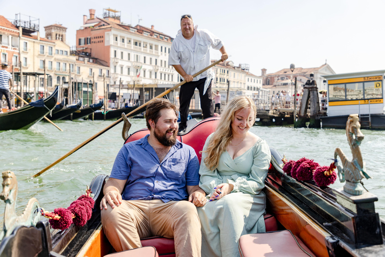 Venecia: Paseo privado en góndola con fotógrafo personalVenecia: Paseo en góndola y sesión de fotos privada