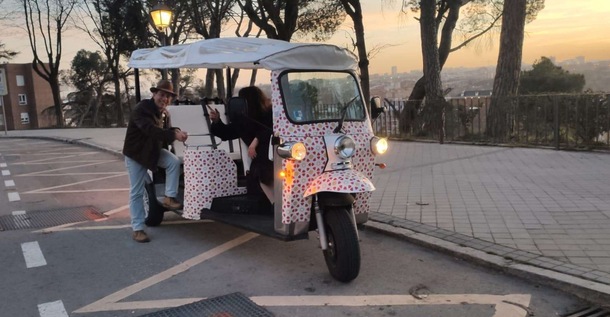 Madrid: City Tours - 6 seats private ecological tuk tuk