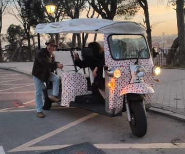 Madrid: City Tours - 6 seats private ecological tuk tuk