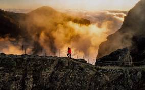 Funchal/Caniço: Sunrise Pico do Arieiro & PR1 Hike Transfer
