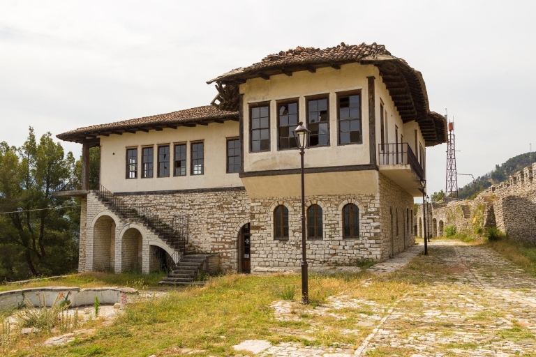 Romantische wandeling door Berat: Geschiedenis en charme ontvouwen zich