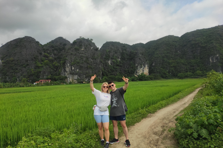 Ninh Binh: Rondleiding met gids voor een hele dag in een kleine groep van 9 personen vanuit Hanoi