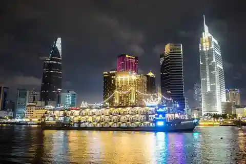 Experimenta una cena en un crucero de lujo por el río Saigón