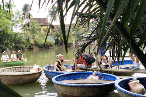 Barca di cocco a remi nel villaggio di Thanh Dong