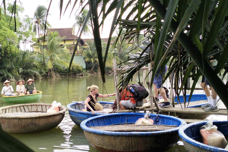 Barca di cocco a remi nel villaggio di Thanh Dong