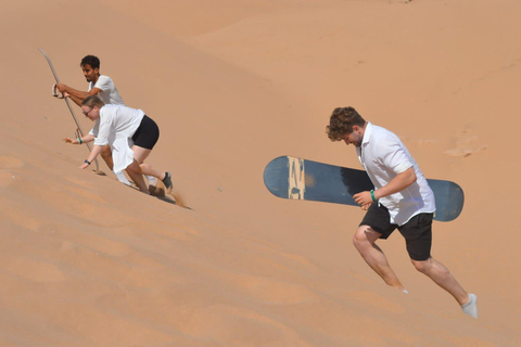 Sandboarding och kamelridning i solnedgången med grillning