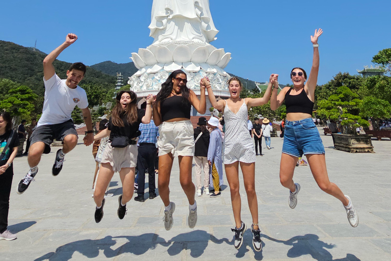Impresionante puesta de sol en las Montañas de Mármol y la pagoda Linh Ung.Increíble puesta de sol en las Montañas de Mármol y la pagoda Linh Ung