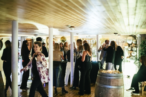 Lisbon: New Year's Eve Onboard w/drinks, music & fireworks Lisbon: New Year's Eve Barco EVORA with Drinks, DJ & Snacks