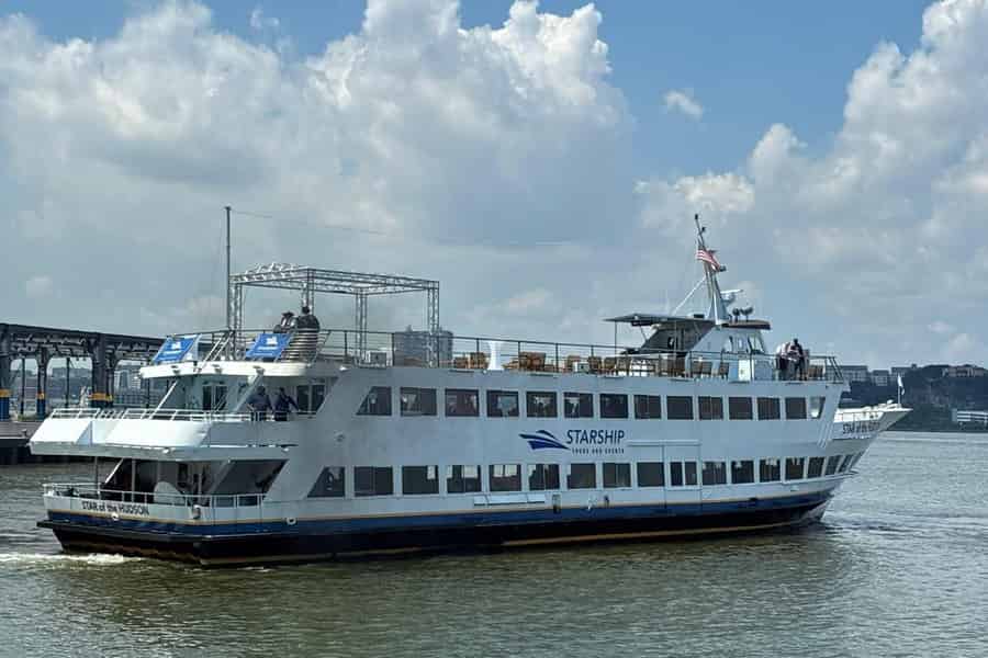 New York City: Flussfahrt auf dem Hudson River zu Halloween 2026 mit DJs. Foto: GetYourGuide
