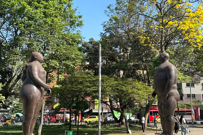 City Tour + Comuna 13 Medellín: Plaza Botero, Metro Cable, Pueblito Paisa. City Tour + Comuna 13 Medellín: Plaza Botero, cable car, Pueblito Paisa.