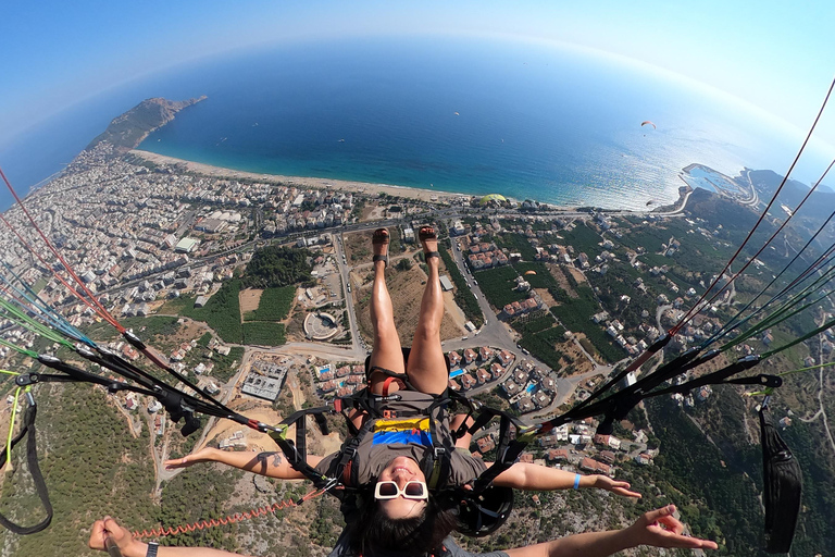 Aventura de parapente biplaza en Alanya con pilotos profesionales.Experiencia de parapente biplaza con servicio de recogida del hotel