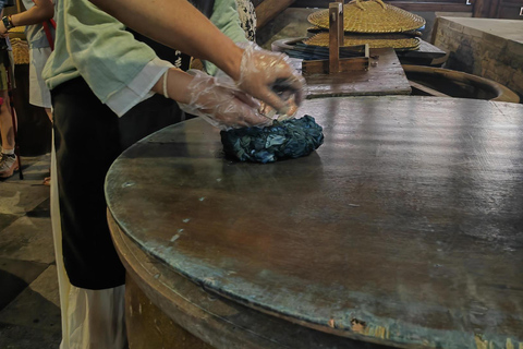 Shanghai: tour privato di 1 giorno a Wuzhen con laboratorio di tintura indaco4 viaggiatori e più