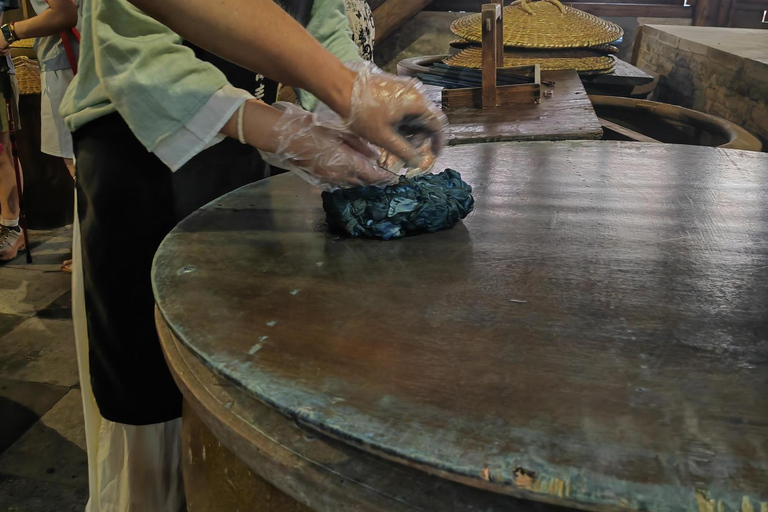 Shanghai: tour privato di 1 giorno a Wuzhen con laboratorio di tintura indaco4 viaggiatori e più