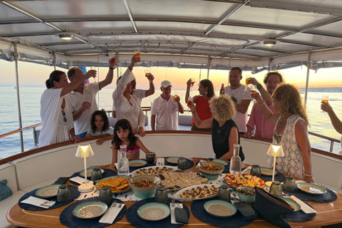 Lampedusa: Sunset Gulet Trip with Aperitif Dinner and Dolphin Watching