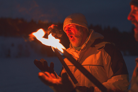 Oslo - snöig skog Fackelpromenad i snöig skog med lägereld