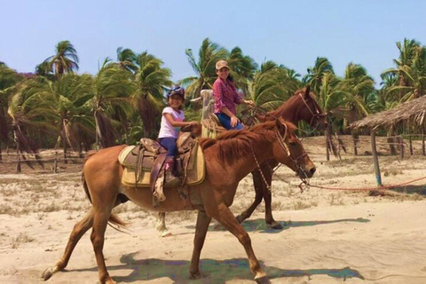 Zihuatanejo: Ridning på hästryggen med Playa Larga-stranden