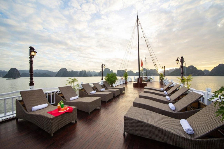 Hanoi: 2-daagse boetiekcruise door Halong Bay met kajakken