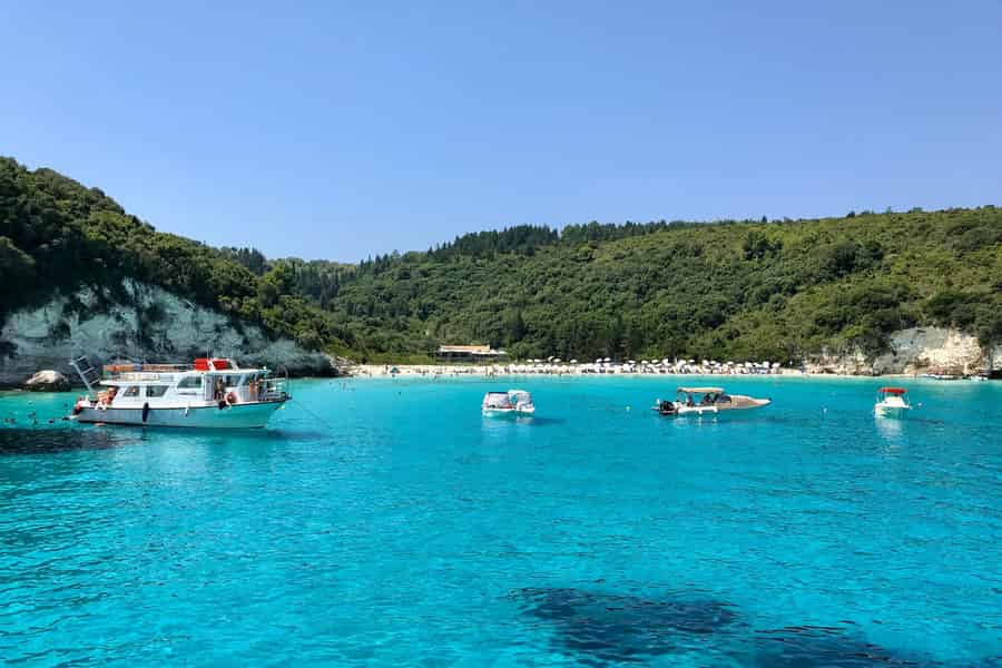 Ab Lefkimmi: Kreuzfahrt Paxos, Antipaxos und Blaue Grotten. Foto: GetYourGuide Ab Lefkimmi: Kreuzfahrt Paxos, Antipaxos und Blaue Grotten. Foto: GetYourGuide