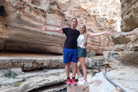 Da Muscat: Avventura a Wadi Shab, Sinkhole e Spiaggia delle Pinne