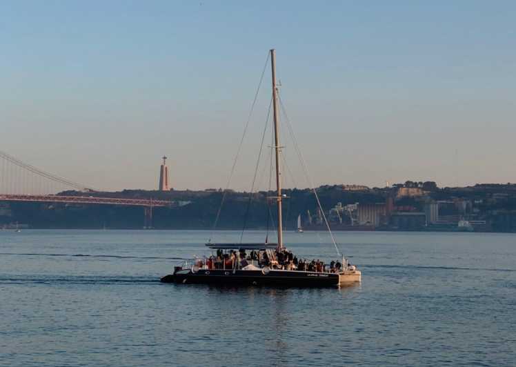 Lisboa: Passeio de Catamarã ao Pôr-do-Sol com Música e Bebida