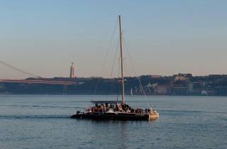 Lissabon: Katamaran-Tour bei Sonnenuntergang mit Musik und Getränken