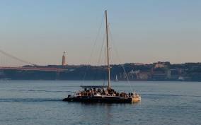 Lisbon: Sunset Catamaran Tour with Music and Drink