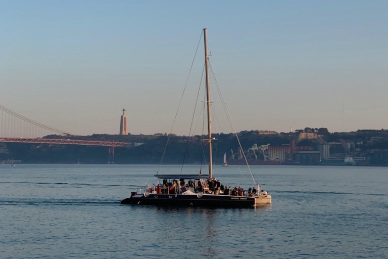 Lisboa: Excursión al atardecer con música y bebida