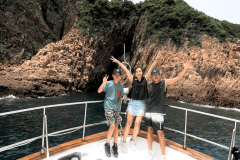 Hong-Kong: Island-Hopping Volcanic Rocks Yacht Tour + Snacks