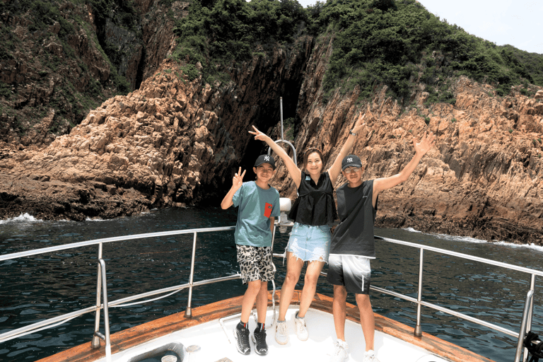 Hong-Kong: Island-Hopping Volcanic Rocks Yacht Tour + Snacks