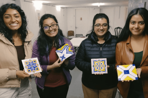 Porto: Workshop de pintura de azulejos com taça de vinho do Porto