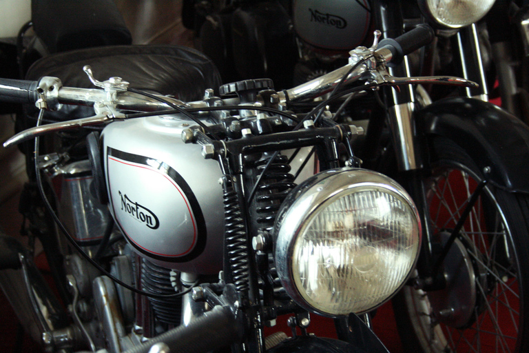 Visita os museus do Castelo de Savigny: aviões, carros, motas...