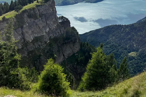 Interlaken. Spektakulär åsvandring över Thunsjön.