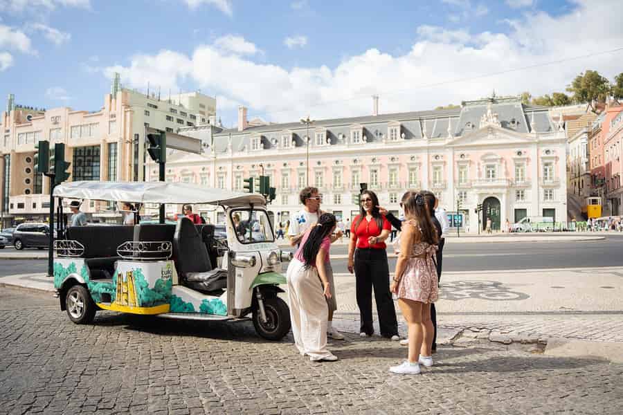 Entdecke Lissabon auf einer Tuk-Tuk-Tour: Geschichte & Aussichtspunkte. Foto: GetYourGuide Entdecke Lissabon auf einer Tuk-Tuk-Tour: Geschichte & Aussichtspunkte. Foto: GetYourGuide