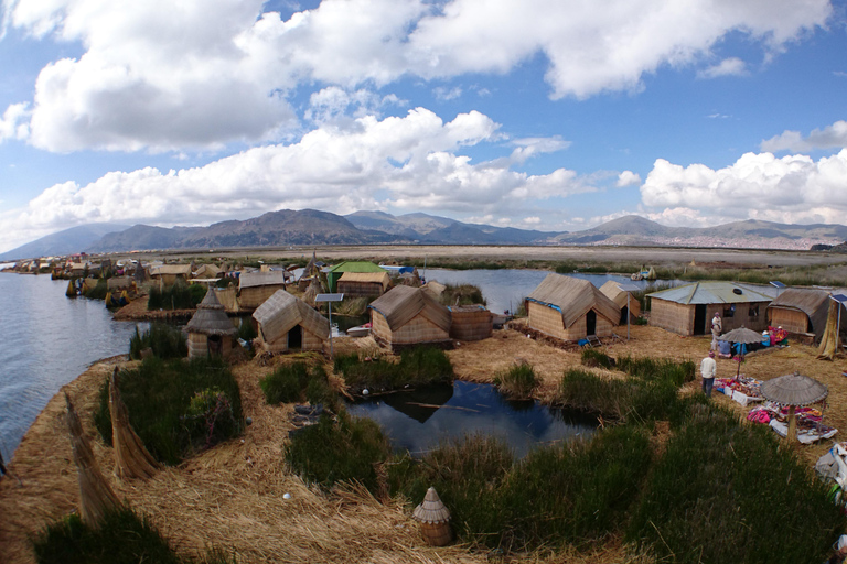 Puno : excursion d&#039;une journée aux îles flottantes d&#039;Uros et à l&#039;île de Taquile