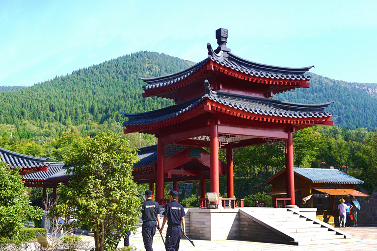Tour privato: Grotte di Longmen, Tempio Shaolin e spettacolo di KungfuPick up da Zhengzhou: Guida in inglese Tour di un giorno tutto incluso