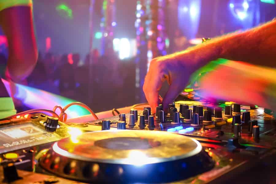 Leer mixen met een professionele DJ op Ibiza