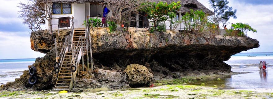 Grotte de Kuza, déjeuner au restaurant The Rock, plage de Paje, île de Mnemba