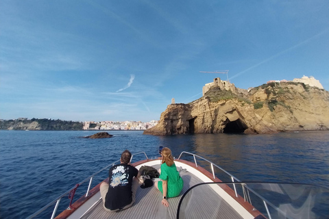 Procida : Excursion en bateau privé avec vue sur la mer et plongée en apnéeProcida Vue sur la mer