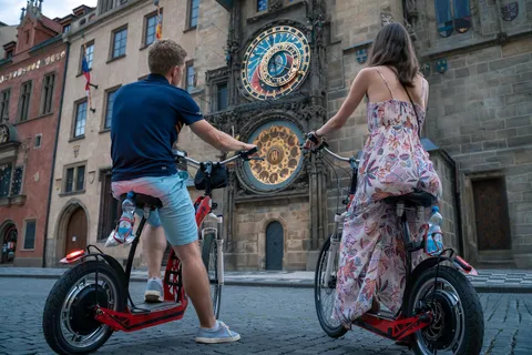 Praga: Passeio de E-Bike ou E-Scooter com um guia local