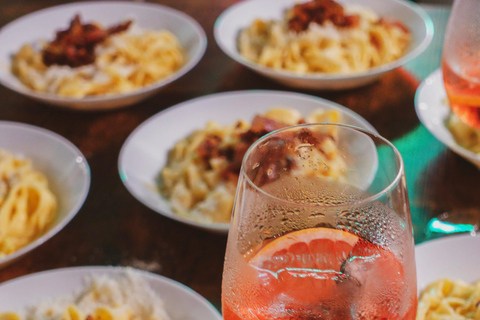 Roma: Pasta tradizionale con cocktail Corso di cucina per ubriachiClasse di gruppo