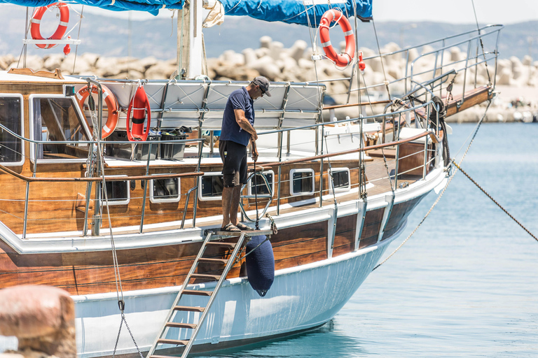 Chania: Luxury Gulet Cruise to Balos & Gramvousa with Lunch