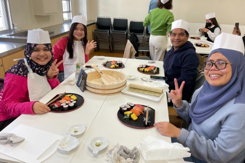 Tokio: Sushi-Workshop und Sushi-Meister werden in TsukijiSushi Workshop
