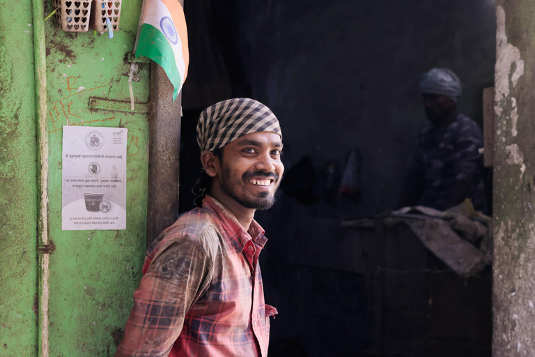 Mumbai: tour guidato a piedi dello slum di Dharavi con la prima guida femminileVisita a Dhobhi Ghat + viaggio in treno locale + tour dello slum di Dharavi